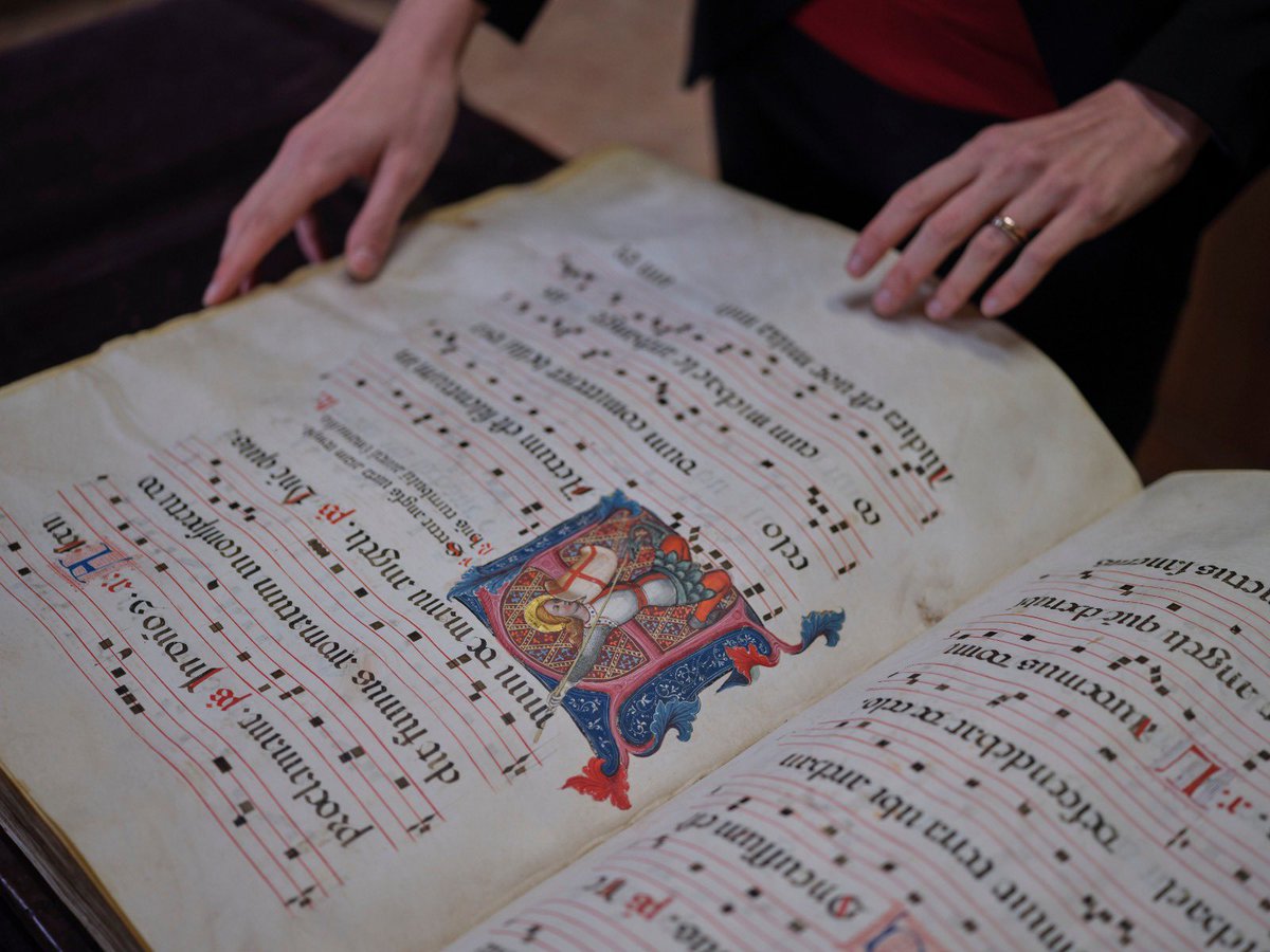 Ci sono luoghi che hai sotto il naso. Come le persone. 
[sono tornata alla #bibliotecacapitolare di #Verona , 1500 anni di storia, la più antica biblioteca al mondo di area culturale latina ad essere ancor oggi in attività. Distrutta dai bombardamenti e ricostruita ]