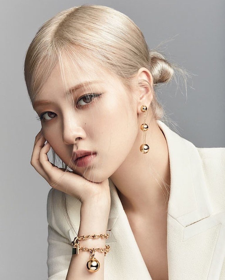YUSIMINASAI's tweet photo. ROSE NEWEST GLOBAL AMBASSADOR OF TIFFANY &amp; CO. TIFFANY IS SO LUCKY TO HAVE THIS POWERFUL GIRL.😭

#Tiffany https://t.co/ZItHh7AETE