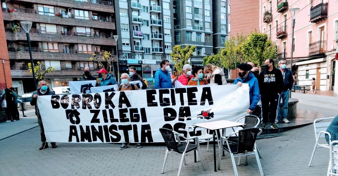 Atzo, #Basauri-n kontzentrazioa burutu zuten

Borrokak ez du etenik 

#Independentzia ta #Sozialismoa

#AmnistiaOsoa