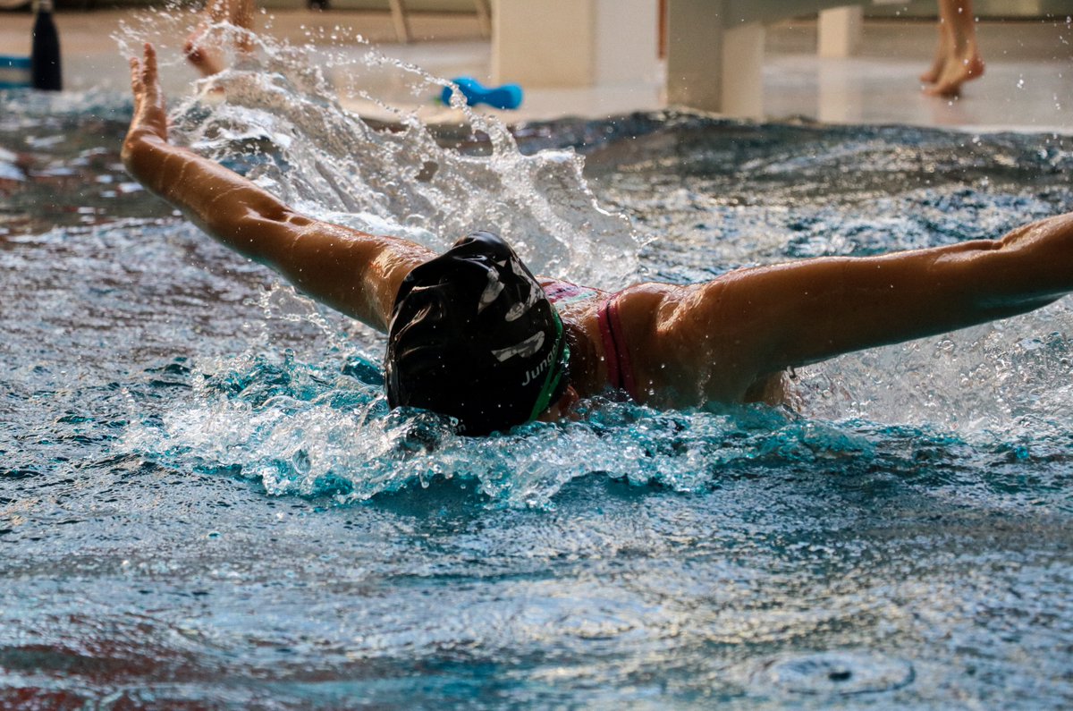 SVWaiblingen's tweet photo. I fly - what is your superpower? 🦸🏼‍♀️💪🏻🐬
#wirsindeinteam 💙
#sv #waiblingen #svwaiblingen #readyformore #schwimmen #swimming #water #coach #passion #training #butterfly #racing https://t.co/5urcWwNYl5