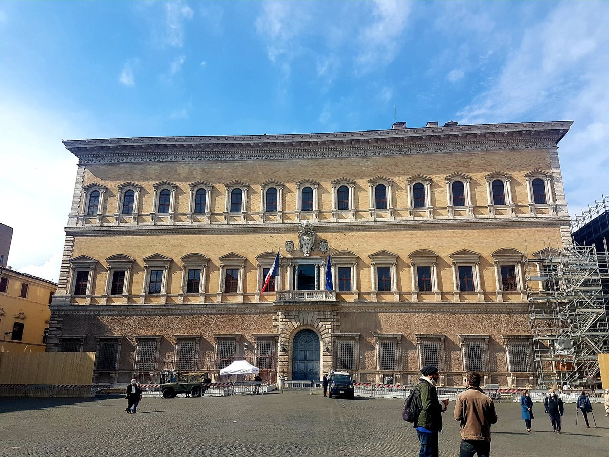 Why don't you begin your day looking at something beautiful? #PalazzoFarnese Roma.

Tidbit: the upper third of the façade has been done by Michaelangelo