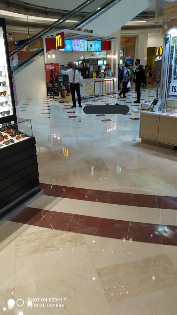 [TERKINI] Seorang lelaki maut selepas terjatuh dari tingkat 3 Pusat Membeli belah Suria KLCC.

Menurut KPD Dang Wangi, ACP Mohamad Zainal Abdullah, terima panggilan jam 1.52 petang td.

Bagaimanapun siasatan masih dijalankan ketika ini. <a href="/501Awani/">Astro AWANI</a> #AWANInews 

Gambar: Media sosial