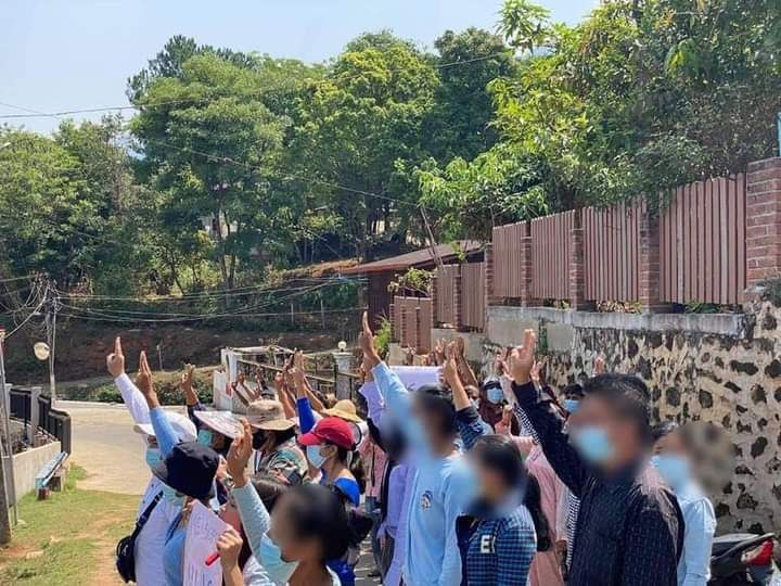 spring21MM's tweet photo. "Blue Strike Campaign" was held in #Mogok by youths to release all the deatinees.
#Apr21Coup
#WhatsHappeningInMyanmar
#ReleaseTheDetainees
#BlueShirtDay2021 https://t.co/YEwV4tAwvB