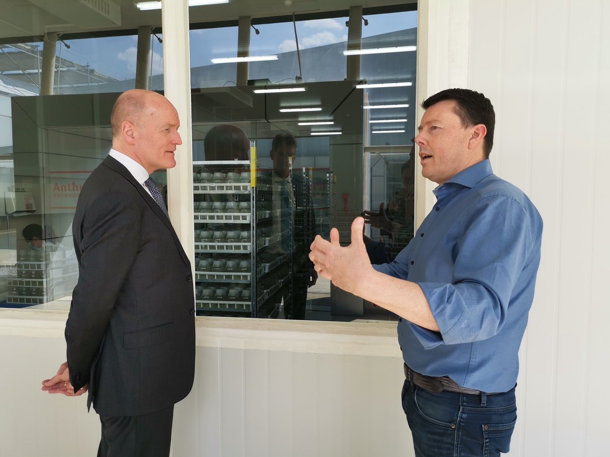 Say it with flowers! Ambassador <a href="/wjpgeerts/">Wim Geerts</a> visited Dutch flower breeding company <a href="/AnthuraBV/">Anthura</a>  Kunming about their position on the Chinese market, the demand for Dutch expertise especially in the field of #biological control solutions and protecting #biodiversity.