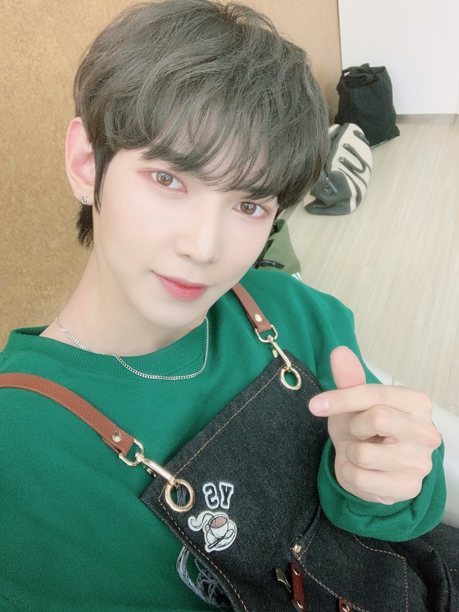 [📷] SBS MTV '더쇼' MC 여상 Behind Photo ⠀ 날씨 좋은 오후, 여상이랑 커피 한잔할래요☕ ⠀ #ATEEZ #에이티즈 #여상 #YEOSANG