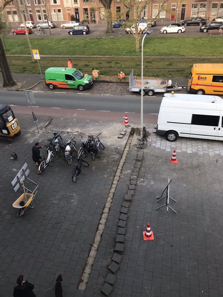 lorrainedeploeg's tweet photo. Wat gebeurt er nu toch in mijn frontyard @GemeenteDenHaag Helaas zonder brief of uitleg gebeuren hier dingen die we niet begrijpen #communicatie https://t.co/kZoRNECr2t