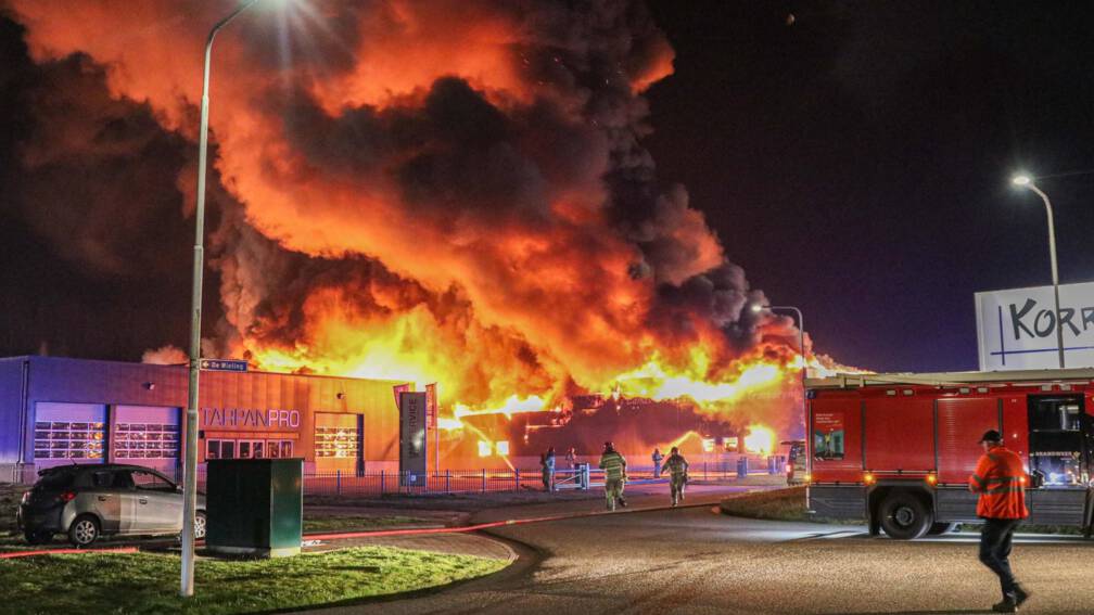 Grote brand in Swifterbant legt bedrijf met mini-trekkers in de as.