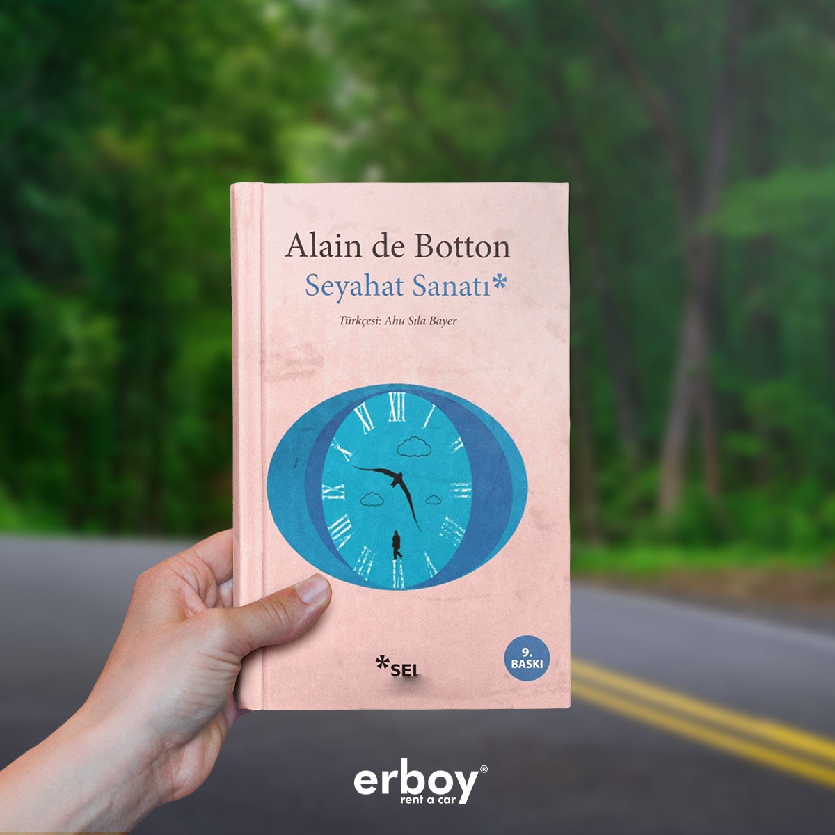 Kitaplarıyla yaşamın çeşitli kavramlarına yepyeni bakışlar kazandıran Alain de Botton, "seyahat etmeyi" yatırıyor masaya. Farklı şehirleri, farklı yazarların hayali rehberliğinde gezerken, yolculuğun büyüsü kentlerin kokularına karışıyor. #izmir #alaindebotton #seyahatsanatı