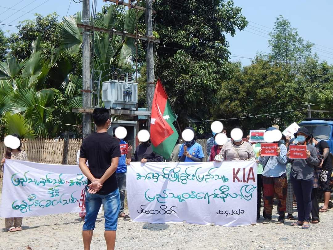 The74Media2019's tweet photo. ဖမ်းဆီးမှုများပိုများလာသော်လည်း မြစ်ကြီးနား ပင်မသပိတ်အောင်မြင်စွာချီတက် - ၂၁၊ ၄၊ ၂၀၂၁
#shameonyouchina
#BlueShirt4Burma
#WhatsHappeningInMyanmar
Photo - Myitkyina Gen-Z https://t.co/3vbaXOxLw7