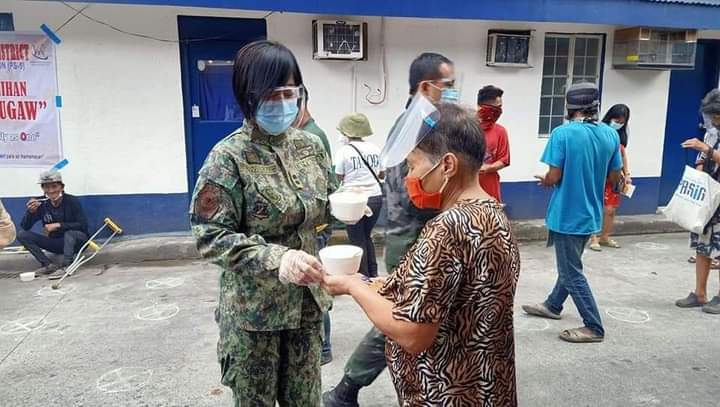 MDSOnwardPH22's tweet photo. Police station sa Ermita nagbibigay ng libreng lugaw,Tulungan sana wala ng political,and destabilization agenda! #NotoCommunistPantry https://t.co/iHlDYBCbZD