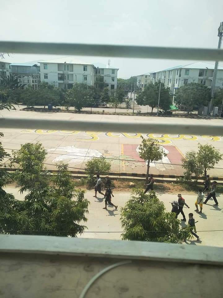 Khinthiri555's tweet photo. 21.4.2021 Since Around 1:15PM, In Mandalay, Terrorists raiding MyaYeeNandar Housing with forces and opening gunshots. Some of them are not wearing their uniforms. #Apr21Coup #WhatsHappeningInMyanmar https://t.co/Lw6cYlPozx