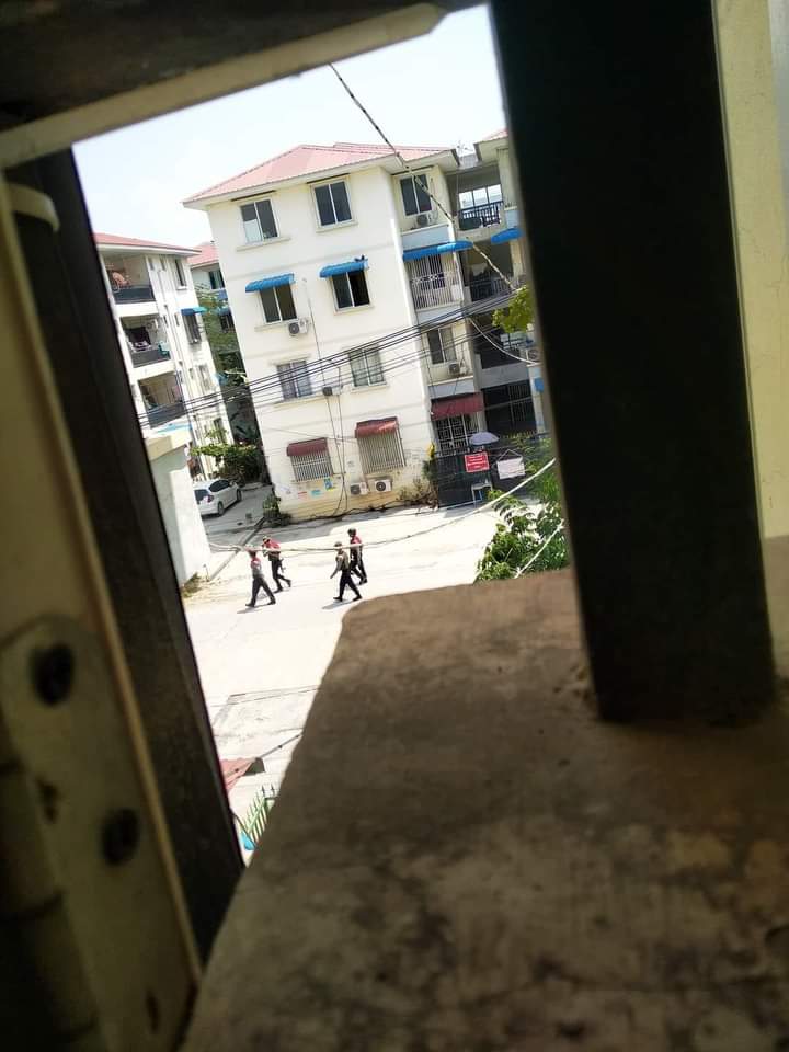 Khinthiri555's tweet photo. 21.4.2021 Since Around 1:15PM, In Mandalay, Terrorists raiding MyaYeeNandar Housing with forces and opening gunshots. Some of them are not wearing their uniforms. #Apr21Coup #WhatsHappeningInMyanmar https://t.co/Lw6cYlPozx