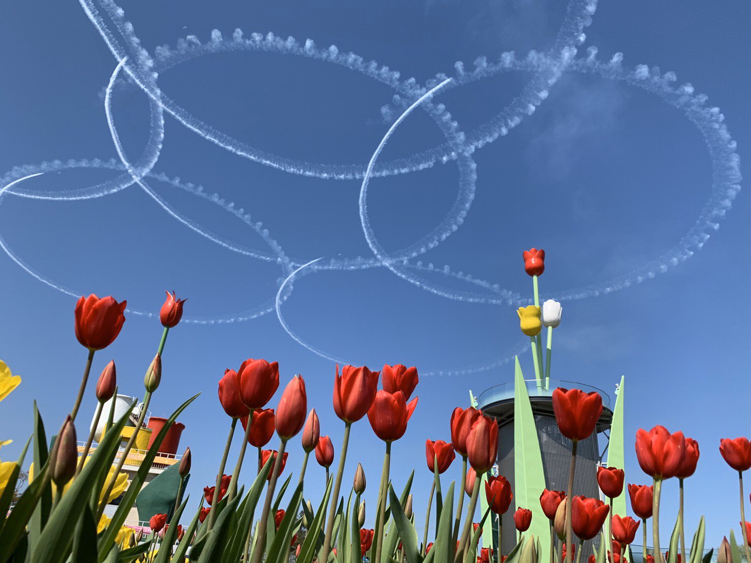 砺波市 明日のとなみチューリップフェアに向けて 航空自衛隊ブルーインパルスの予行演習が行われました 砺波市 ブルーインパルス T Co Hbardzll4m Twitter