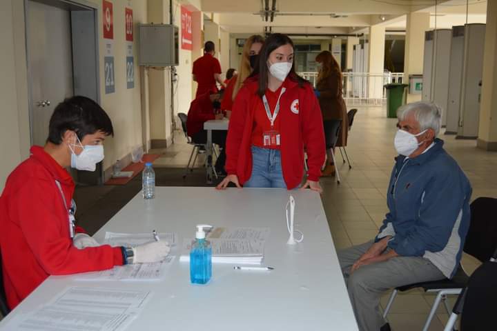 Повеќе од наши 40 волонтери и петте општински организации, даваат поддршка во процесот на вакцинација во главниот град. 

Млади, насмеани, позитивни, ведри даваат поддршка на граѓаните. Тие се првите со кои граѓаните имаат можност да разговараат. 

Тие се наши, но и ваши херои.