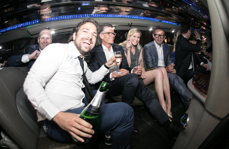 Een van de mannen hier met een prins in een stretched limo, betaalt z'n freelancers 13 cent per woord. 

De Persgroep. Wat een wereld. vn.nl/krantenkoning-…