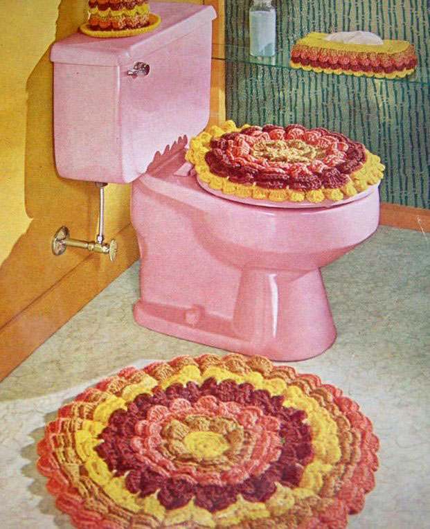 In this week’s instalment of #RetroWednesday we are enjoying #matching bathroom #accessories! 🌺
