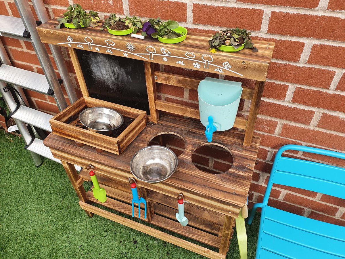 _TimGibson's tweet photo. @LidlGB 2 weeks ago I purchased the kids mud kitchen from your store, it's had very little use and has split!  How is that safe for Children? https://t.co/BjsYI56KXW