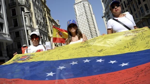 SuNoticiero's tweet photo. Venezolanos representan la segunda comunidad latina más grande radicada en España https://t.co/shXEGUFxtO https://t.co/1epxqQTuGb