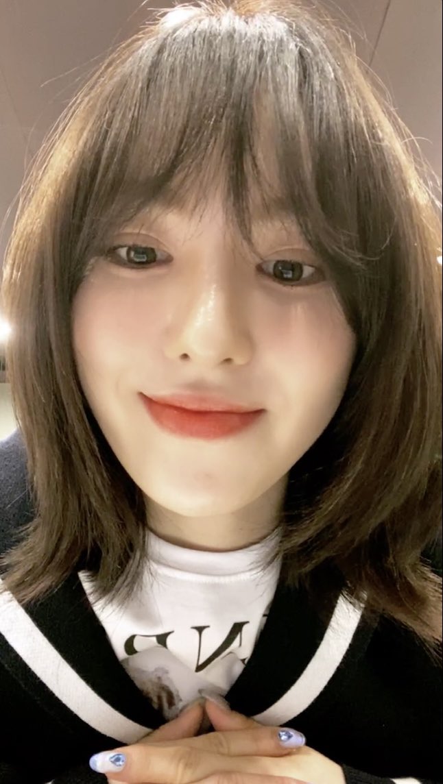 เวนดี้: ตอนนี้ฉันเป็นนักร้องน้องใหม่..
ซึลกิ: เรียกฉันรุ่นพี่สิ
เวนดี้: ค่าาา รุ่นพี่ซึลกิ ค่าาา