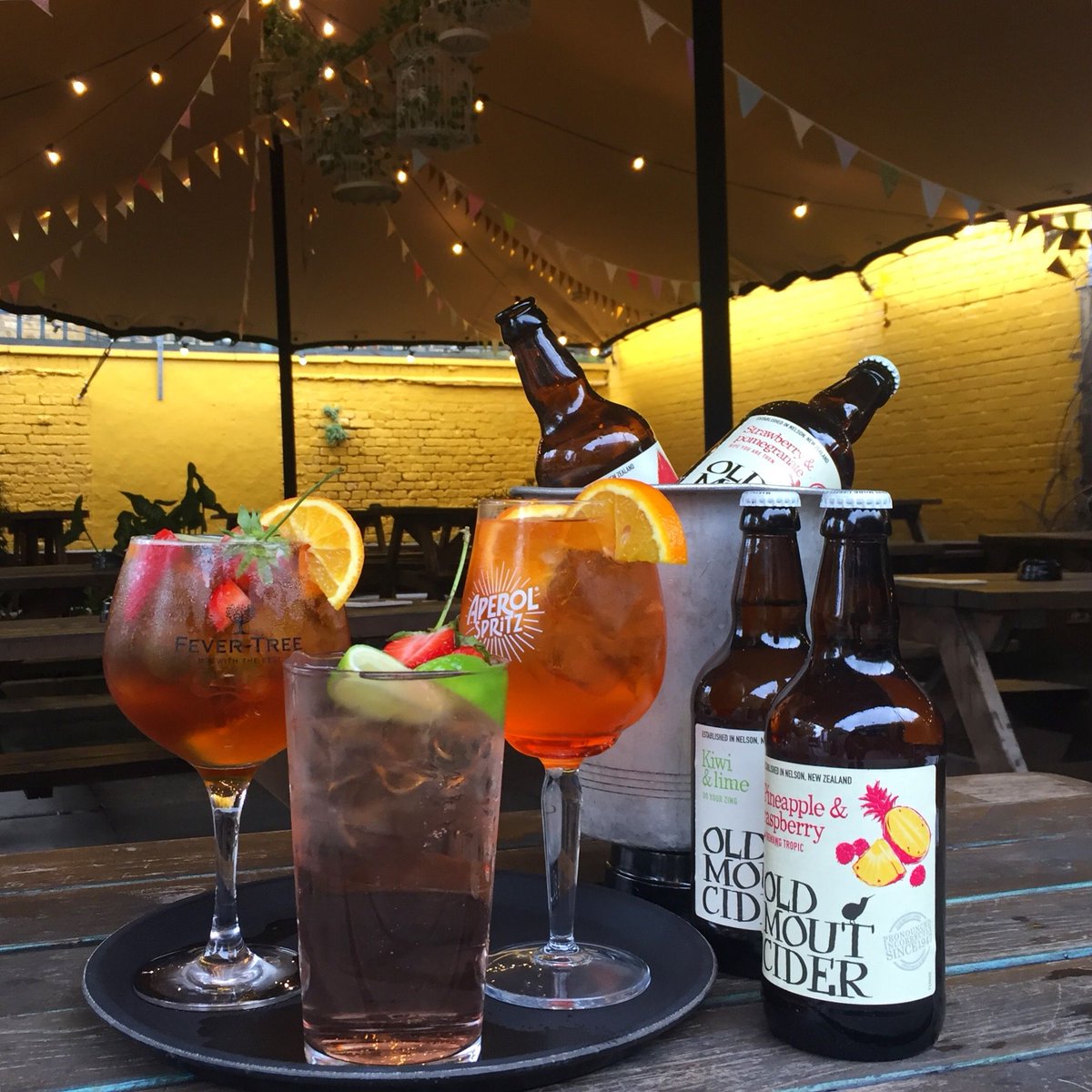 It’s feelin summery today at The Sun of Camberwell with some iiiiiiice cold fruity drinks 🌞 🍊 here for all your Aperol needs x 
#sunofcamberwell #camberwell #londonpub #london #oldmout #aperolspritz #pimms #summer #cider