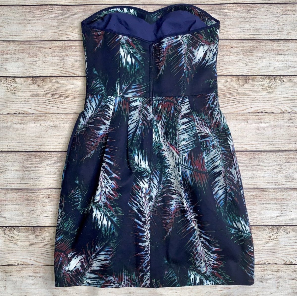 DaretobeThrifty's tweet photo. Check out this listing! Available on #Poshmark #eBay or #Mercari 👉🏽Link in Bio: Club Monaco Navy Blue Palm Print Nelly Strapless Dress - Size 00 

#shopmycloset #sustainablefashion #shopsecondfirst #resellercommunity #resellersquad #clubmonaco https://t.co/hJmGXIIdrh