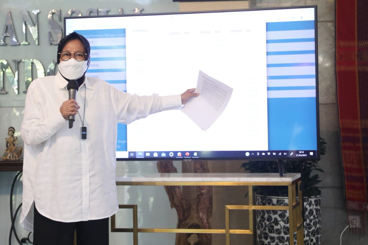 KemensosRI's tweet photo. Dalam konferensi pers hari ini, #MensosRisma mengatakan @KemensosRI memperbaiki integritas Data terpadu Kesejahteraan Sosial (DTKS) guna memastikan seluruh data memiliki identitas tunggal dan Nomer Identitas Kependudukan (NIK) yang padan dengan data kependudukan https://t.co/4Bq8M1XGTW
