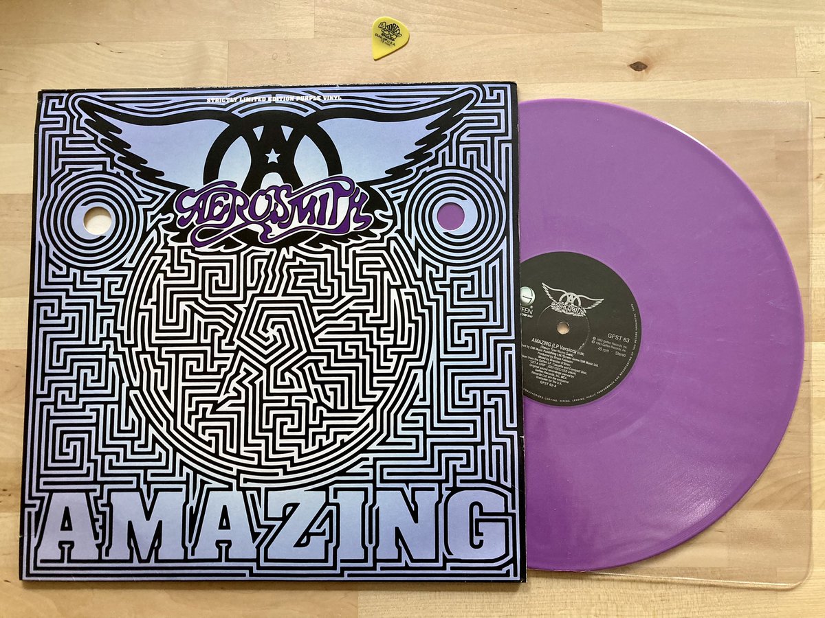 J'ai également le vinyle violet édition limitée du single Amazing. Même principe que pour Cryin', c'est un 45 tours grand format (même taille qu'un 33 tours).