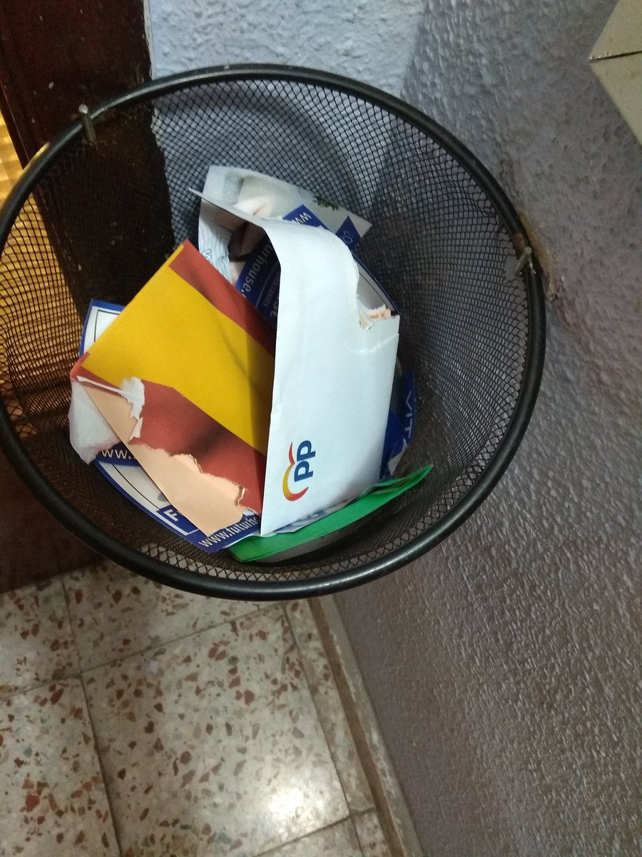 marioyusmi's tweet photo. Aquí es donde mis vecinos echan rotas las papeletas fachas, ni se molestan en subirlas a sus casas. https://t.co/WpmwP56yls