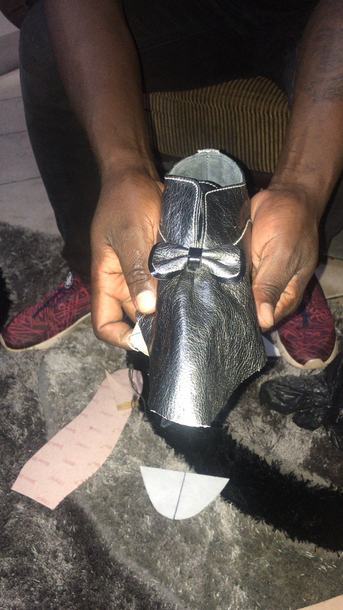 ItumelengModib9's tweet photo. @djsbu if you can match shoes with belts, you can as well match words with actions. Support local spinara handcrafted shoes and belts# support local 0737403120 https://t.co/KE2iDf15xb