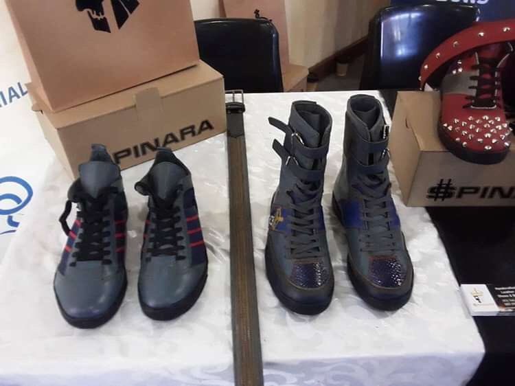 ItumelengModib9's tweet photo. @djsbu if you can match shoes with belts, you can as well match words with actions. Support local spinara handcrafted shoes and belts# support local 0737403120 https://t.co/KE2iDf15xb