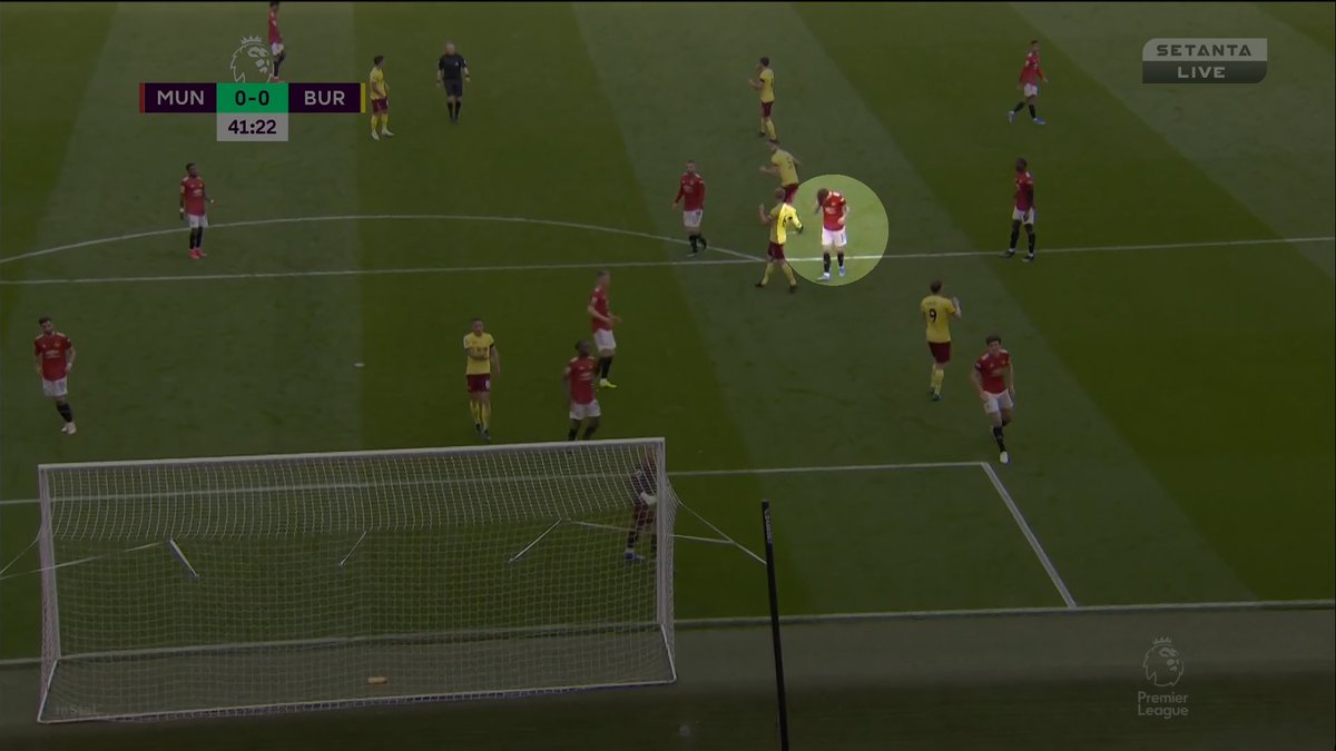 Lindelöf gets an arm to the head (around right ear) during this challenge and it's enough for him to hold the side of his head. The referee sees Lindelöf hunched over but doesn't even address it.