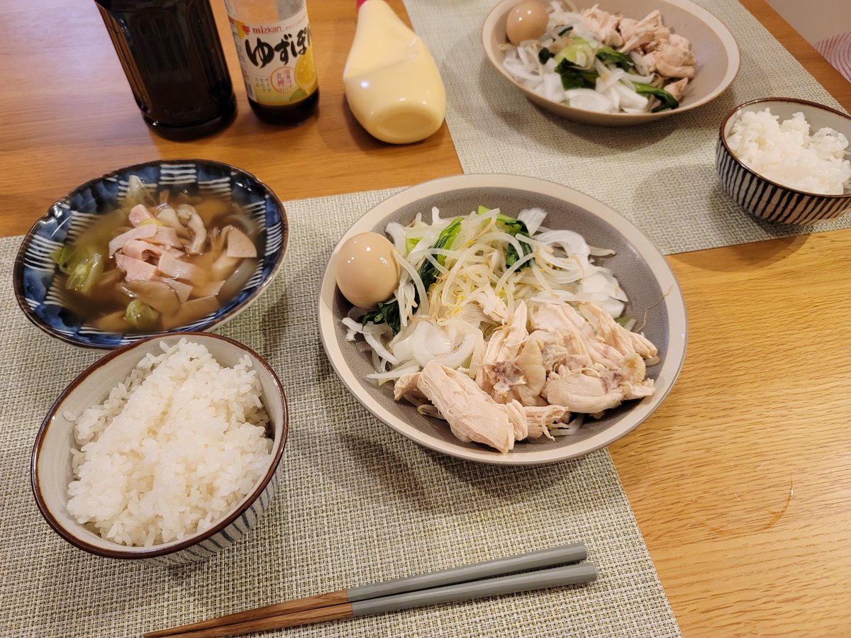 Mooran むーらん على تويتر メシづくり 新玉ねぎ チンゲン菜 もやしの冷しゃぶ ただし肉は昼メシ用の鶏むね肉で代用 昨日仕込んでおいた自家製味玉を添えて ポン酢でさっぱりと 味玉は良い仕上がり 春キャベツ 新玉ねぎ 舞茸 ハムのコンソメスープもう