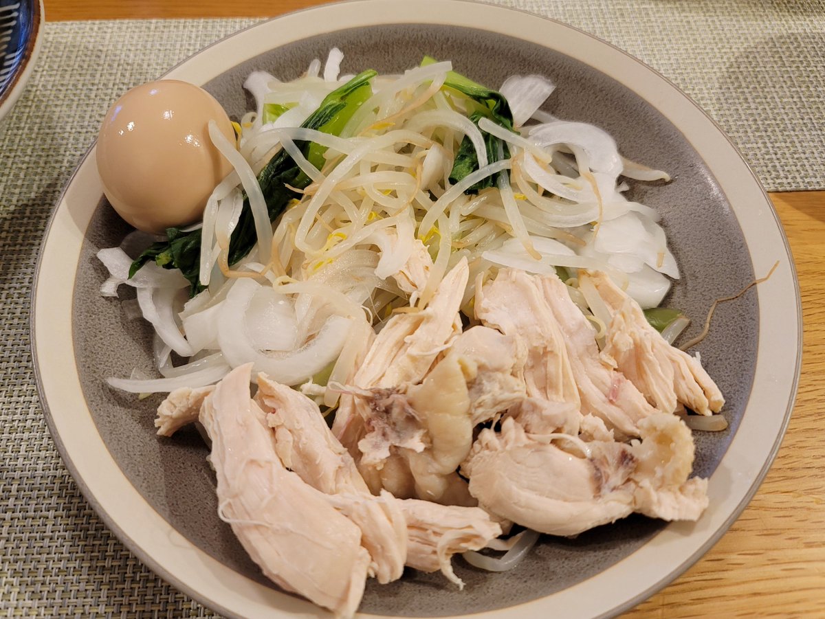 Mooran むーらん على تويتر メシづくり 新玉ねぎ チンゲン菜 もやしの冷しゃぶ ただし肉は昼メシ用の鶏むね肉で代用 昨日仕込んでおいた自家製味玉を添えて ポン酢でさっぱりと 味玉は良い仕上がり 春キャベツ 新玉ねぎ 舞茸 ハムのコンソメスープもう