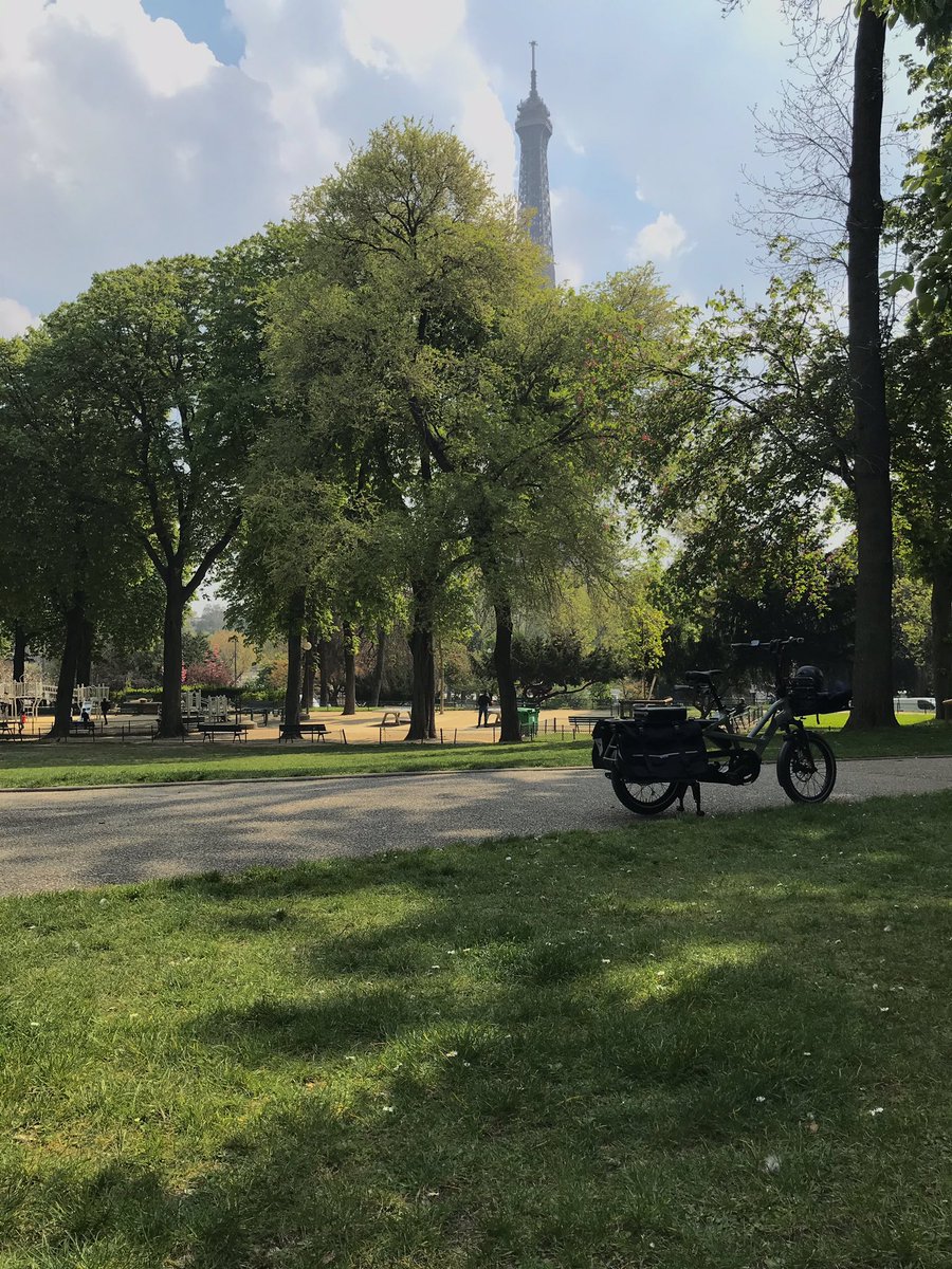 Quoi de plus beau que de déjeuner près de son vélo ? 
#Parisavelo
#lapausesimpose