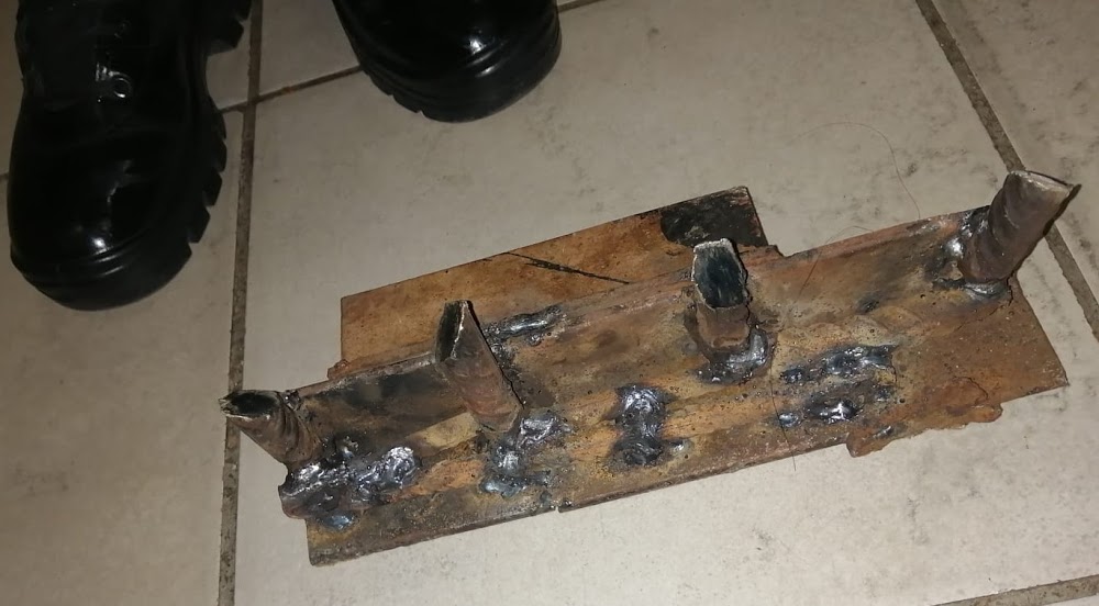 Motorists urged to be vigilant as 'spike gangs' target Tshwane roads: Criminals are laying spikes on roads in and around Tshwane and robbing motorists when they stop. dlvr.it/Ry7SQm