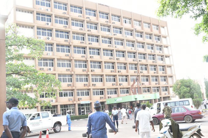 InsideKaduna_'s tweet photo. If Kaduna Electric @Kadunaelectric can disconnect people for owing, I don’t see why @kadirsgovng can’t lock their premises for owing TAX funds of over N400 Million..

No one or institution is above the law in Kaduna State. 

Good work Team @kadirsgovng | @zaydAbubakar https://t.co/bcEkIvSco6
