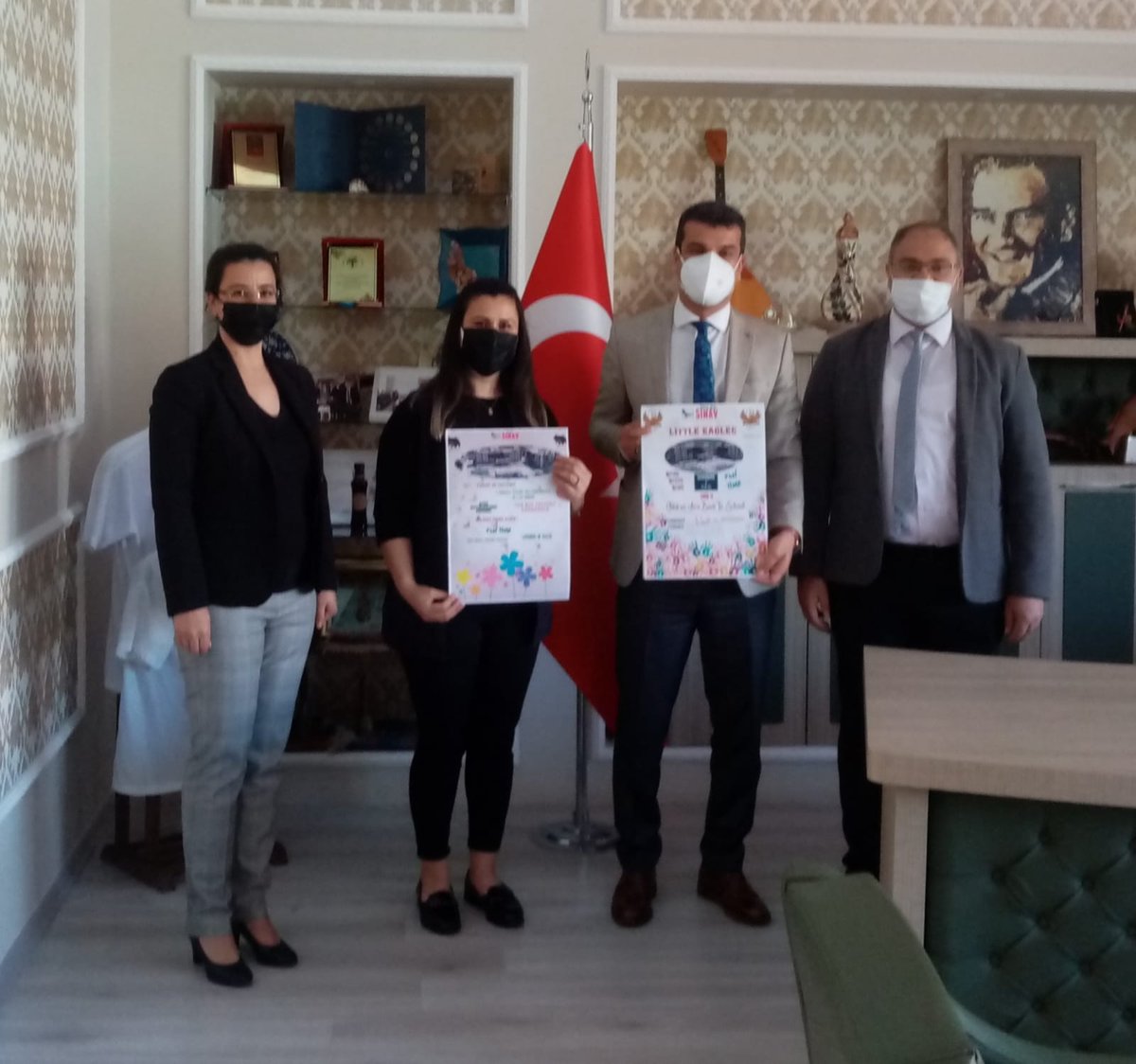 Milas_snv's tweet photo. Milas Sınav Koleji olarak öğrencilerimizin İngilizce öğretmenlerimizin rehberliğinde oluşturduğu İngilizce dijital dergimiz LITTLE EAGLES'ı Milas İlçe Milli Eğitim Müdürü Sayın İsa BAL' a sunduk ve dergimiz ile ilgili değerli görüşlerini aldık. 
@isabal80 @MilasMEm #milas https://t.co/Dn9osayrTi