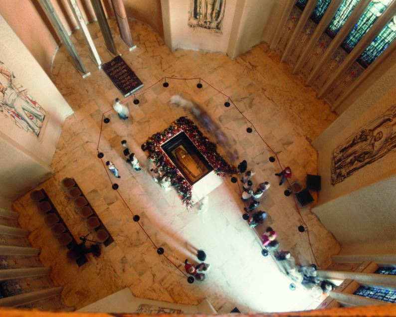 AWMemorial's tweet image. The Unknown Australian Soldier represents all Australians who have been killed in war. The entombment of the unknown soldier on 11 November 1993 was a significant and highly emotional occasion for many Australians.  Learn more: ow.ly/lywR50Ep095
PAIU1993/260.16
#AnzacDay