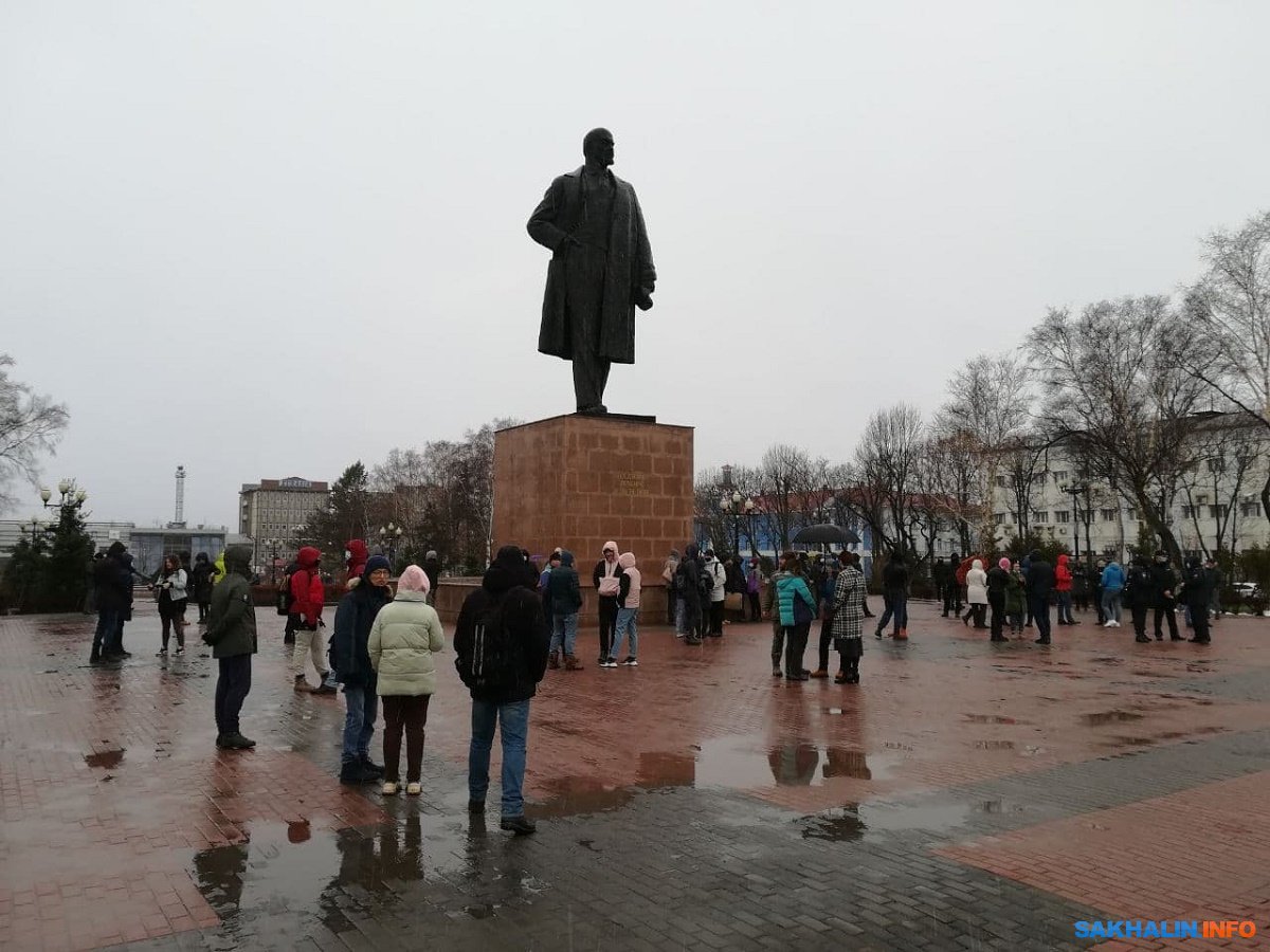 (still not asleep, can't) Far East, Yuzno-Sakhalinsk, 2 people detained, a group of people by the monument to... you guessed it, Lenin. Oddly enough, half of all protests will be happening today at Lenin Square or Lenin street. Don't ask.