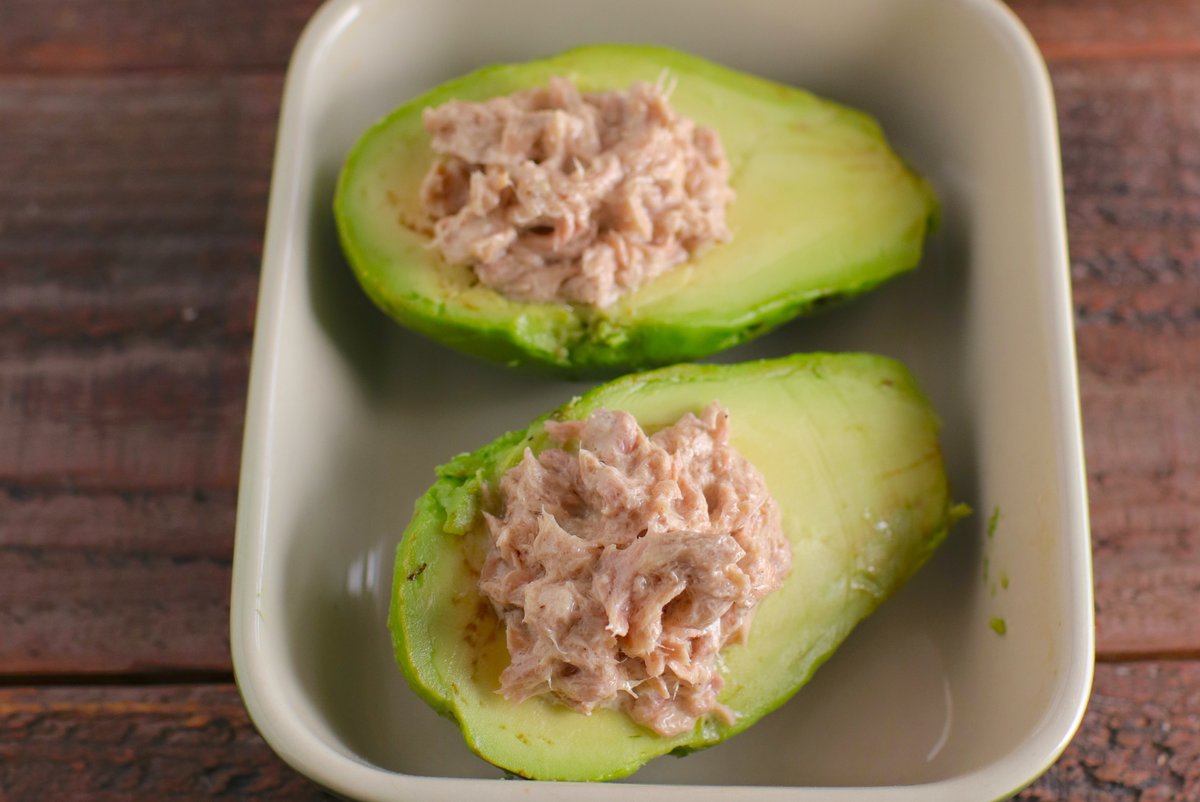 ぐっち夫婦 料理家 バルみたいなお洒落おつまみが トースターだけで アボカドとツナのサクッと焼き アボカド は種を取り皮を剥く ツナにマヨネーズ にんにく 塩こしょうを混ぜてアボカドの穴へ 粉チーズ パン粉を振り トースターで焼き