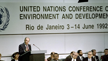 Commençons par un rappel historique de la fiscalité carbone en Europe :Du Sommet de la Terre à Rio en 1992 au Protocole de Kyoto en 1997, l’idée d’une « écotaxe européenne » émerge. [2/34]
