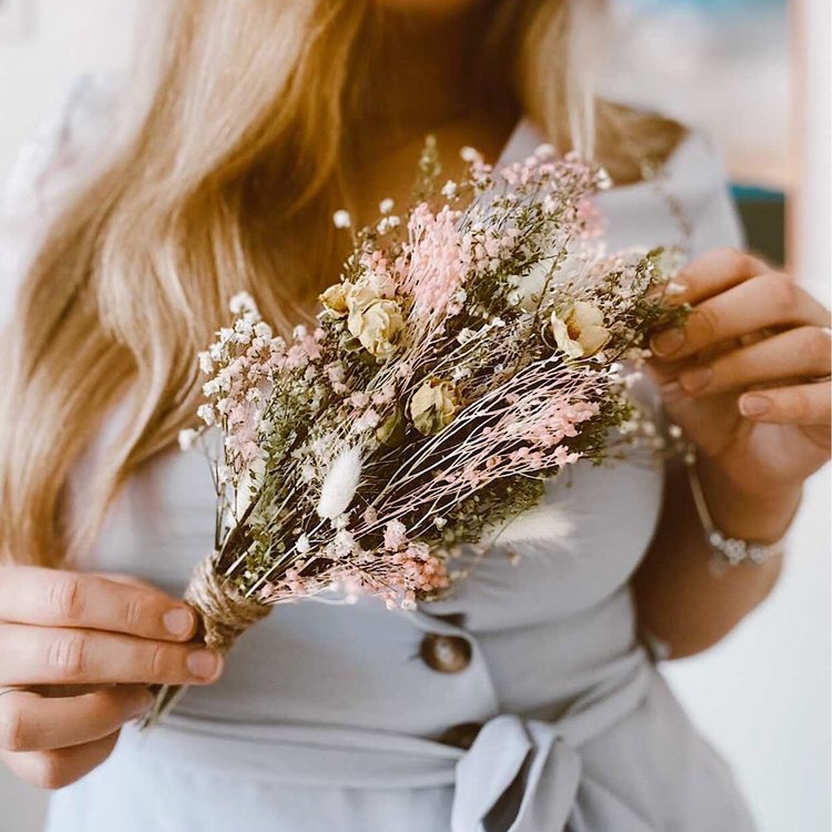We're loooving how great our Misty Yellow Rose bouquet looks in this pic by Kate Elizabeth Wright over on Instagram! 💝💐