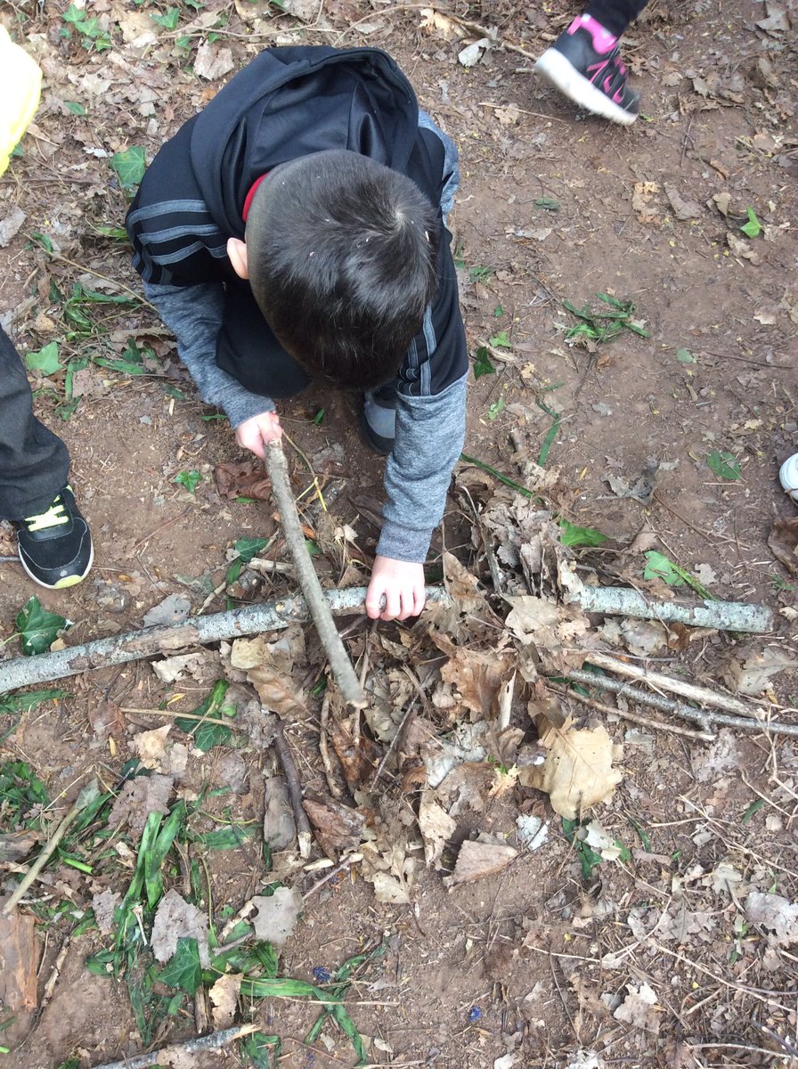 Pillthepod's tweet photo. Great @CommandoJoes session this morning building our shelter. Great ideas and thoughts on how to keep warm. Well Done team Pod.
@PillCommando 
@BearGrylls https://t.co/xW8EZcbFdj