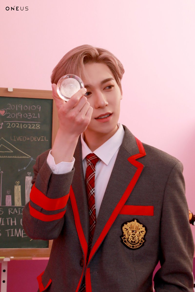 official_ONEUS's tweet photo. [#ONEUS_MAGAZINE]

EP.32 첫 번째 팬미팅 '지구와 달 
사이' OFFICIAL MD BEHIND

✔ MAGAZINE PHOTO #2
📍 #건희 #환웅 #시온

✔ ONEUS 공식 팬카페
🔗 https://t.co/fsYBXrd46W https://t.co/d20Kfg8mxB