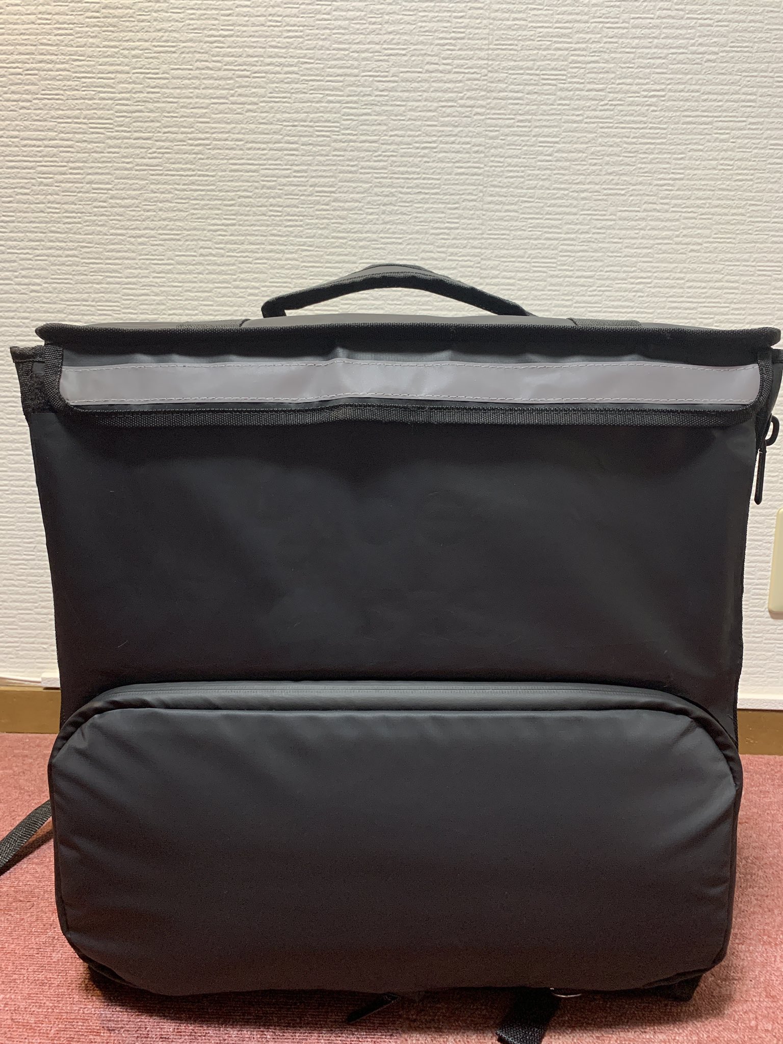 たかぴー キャンドゥのリメイクシートを使ってubereatsのロゴ隠してみた 粘着シートだからそのまま貼れて生地感もそんなに変わらないから違和感なくて良い感じ ウーバーイーツ Ubereats Uberdriver Uber配達員 ロゴ隠し キャンドゥ リメイク