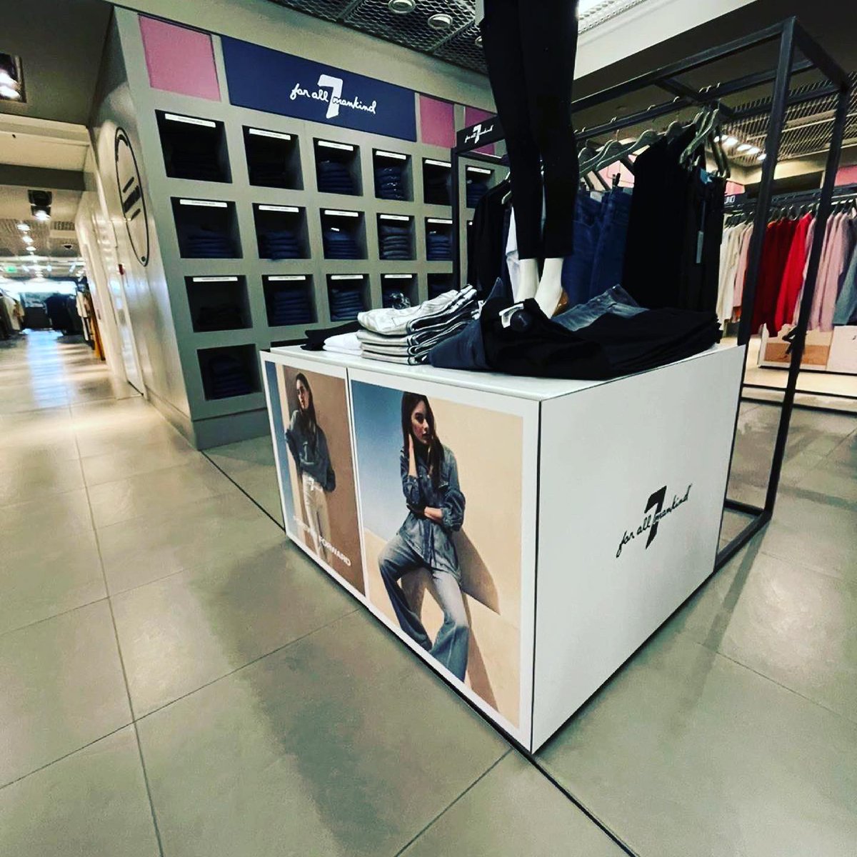 LicknSticker's tweet image. New Season means new imagery and branding for lots of fashion houses that we work with. This gorgeous display was put together for our client @7forallmankind for their new seasons denims 👖 #foreverforward #fashion #vm #7forallmankind #printandinstall
