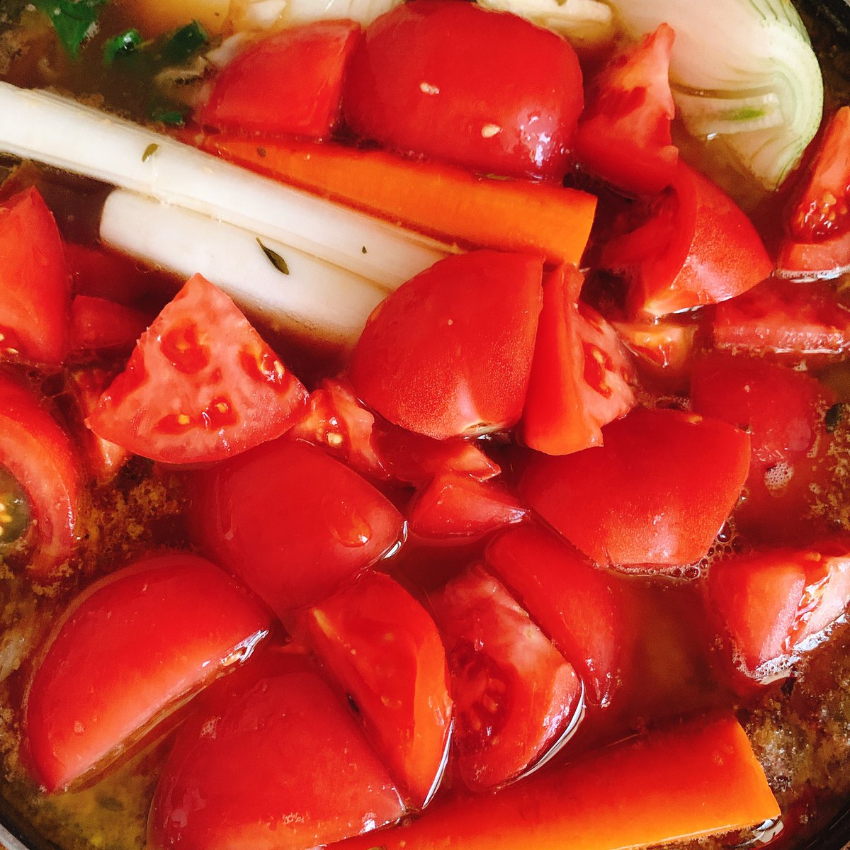 大量の魚の頭を買って 担いで運んで 野菜炒めて 焼いて 色々煮て 濾して スープ 谷口 菜津子のイラスト