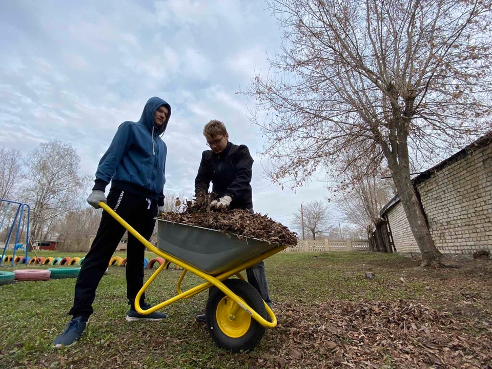 SDou39's tweet image. #Весенняянеделядобра-2021
В рамках ежегодной акции «Весенняя неделя добра» 19.04.2021 года волонтеры строительного профиля ГБПОУ «ГК г. Сызрани» под руководством педагога Ильи Ларина,   приняли участие в благоустройстве территории СП «Детский сад № 39» ГБОУ СОШ № 21 г. Сызрани.