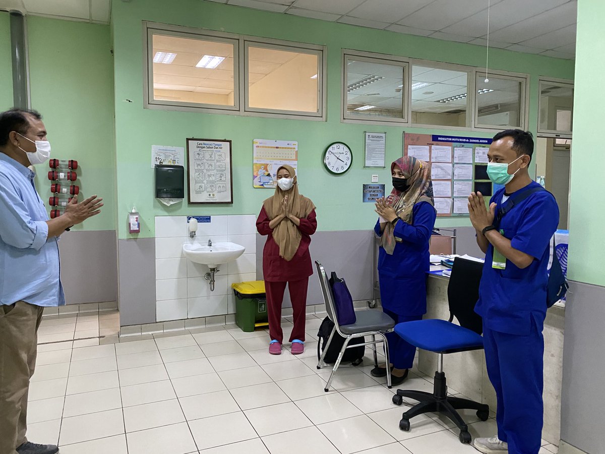 atjeh01's tweet photo. Momen berterimakasih kepada petugas RSUDZA yang telah tanggap, sigap, cepat dan ramah dalam tugas melayani pasien. Kami pulang. Thanks #rsudza. #bereh https://t.co/RON3ggM3ye