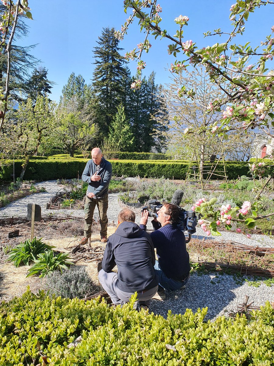 Un beau tournage hier avec <a href="/Ya_Matisse/">Yannis Matisse</a> pour <a href="/TF1LeJT/">Natalia Kowalski</a> : le Lac d'Annecy sous le prisme sportif, historique, artistique et de la permaculture. A retrouver <a href="/TAKAMAKA_Annecy/">Takamaka  Annecy</a>, Hugues des jardins du Château de Menthon, Isabelle de <a href="/AdT74/">Abbaye de Talloires</a> <a href="/TALLOIRESORG/">TALLOIRES LAC ANNECY</a>, Gilles des Bleus du lac